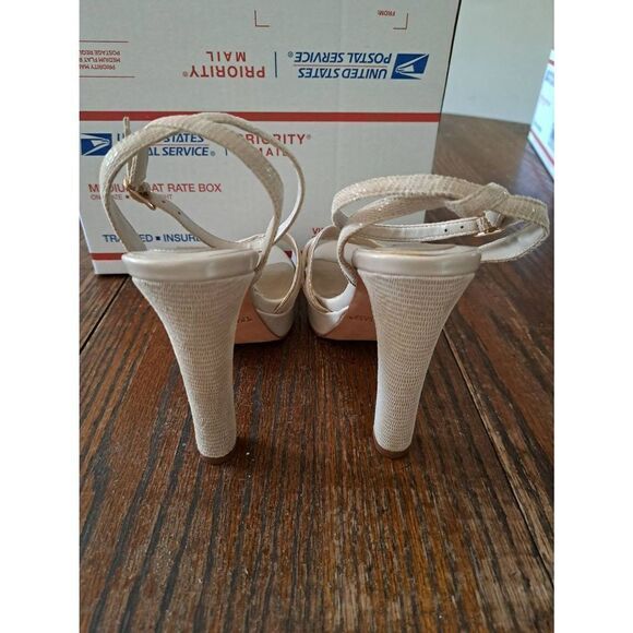 Size 7M White House Black Market Camille Natural Chunky High Heel Shoes Biscotti - Picture 5 of 6